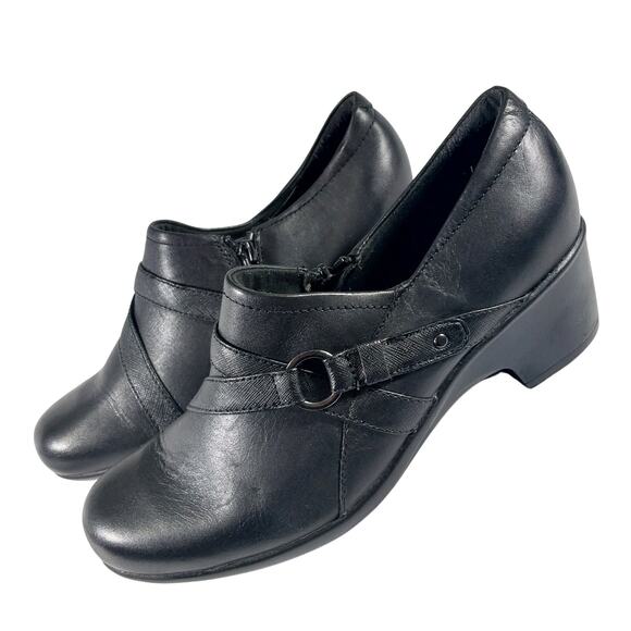 CLARKS! BLACK GENUINE LEATHER CRISS-CROSS FRONT W/BUCKLE COMFORT SHOES! SZ 8.5M - Picture 10 of 10